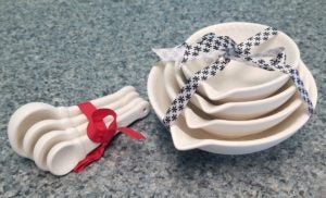 sets of measuring cups and spoons